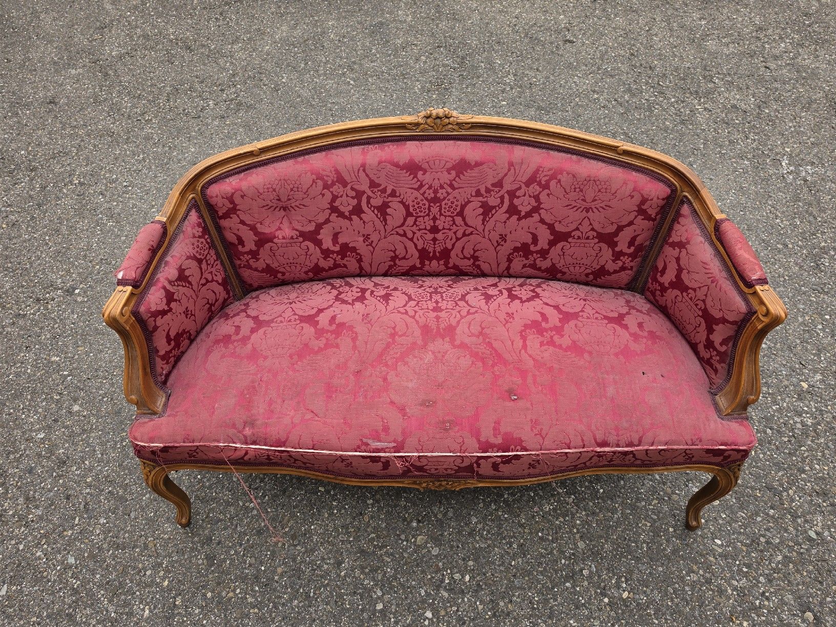 Divani: Restaurationsbedürftiges Sofa, antik, Holzgestell, rot  – Usato da Mettlen venduto da elios0888 6