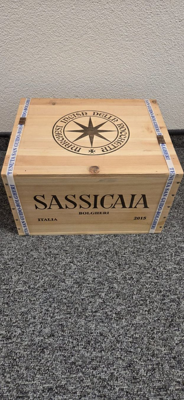 Sassicaia Vino: Sassicaia 2015 in Originalkiste – Nuovo e nell'imballaggio originale da Winterthur venduto da carvercc