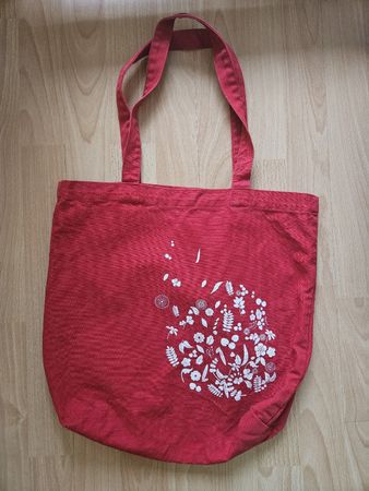 Rote Stofftasche mit Blumenmuster