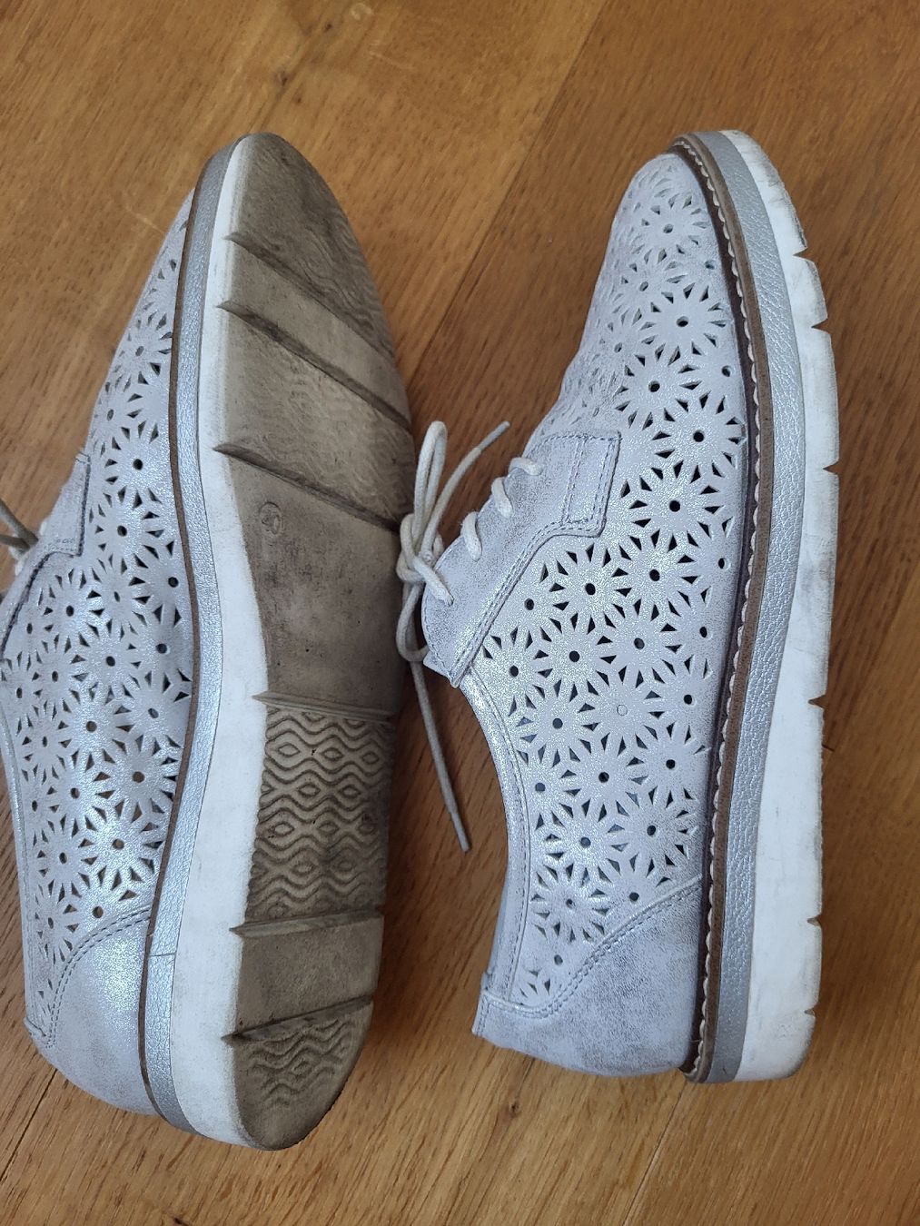 Scarpe da donna: Schnürschuhe silber gelocht Gr. 40 – Usato da St.Gallen venduto da Einstein87 2