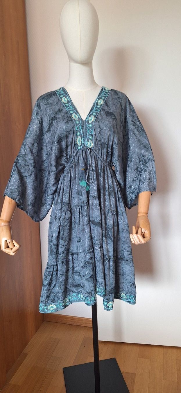 Vestiti: robe / Kleid – Nuovo e nell'imballaggio originale da Lussery-Villars venduto da pousinete02