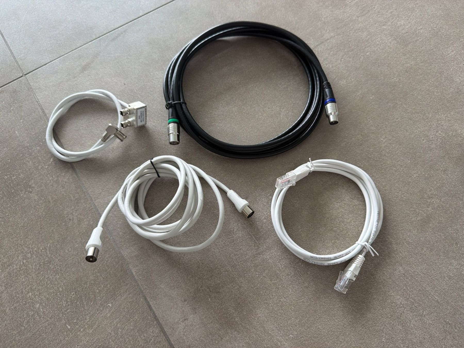 UPC Cavi: Different cabels for TV / internet – Nuovo e nell'imballaggio originale da Lugano venduto da _tuttifrutti_