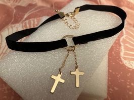 Schwarzes Halsband mit Anhänger goldfarbene Herzen