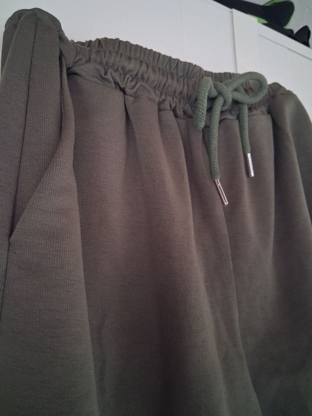 Pantaloni: Grüne Shorts mit Seitentaschen – Nuovo e nell'imballaggio originale da Mettmenstetten venduto da sell4purpose 1