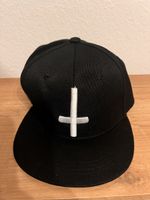 Schwarzes Cap mit umgekehrtem Kreuz - Neu & Ungetragen!
