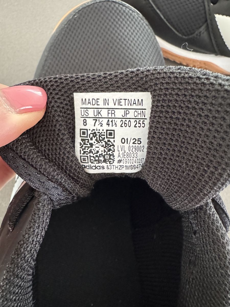 Chaussures hommes: Adidas Hallenschuhe Gr. 41 1/2 – D'occasion à lenzburg par isabelle.k.80 2