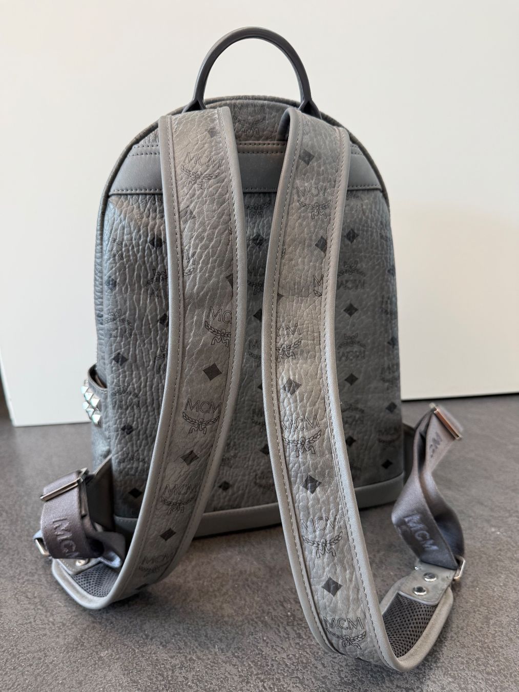 Mcm Zaini: MCM Rucksack Visetos grau mit Nieten neu – Nuovo e nell'imballaggio originale da Illnau venduto da Bigmama14 4