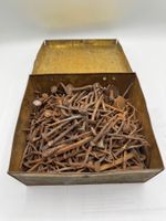 Antike  Nägel in Metalldose