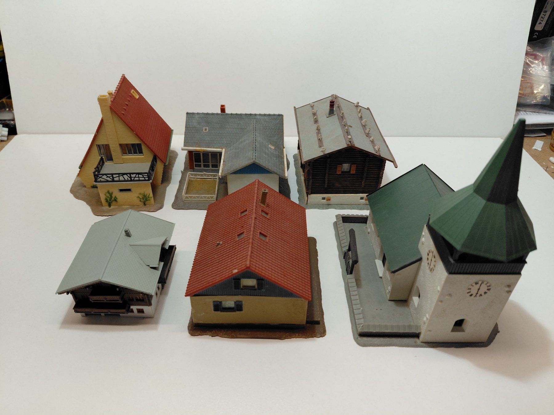 Modellini di ferrovie: Modellhaus-Set: 6 Stk. ländliche Häuser + Kirche, – Usato da Bern venduto da ascona43
