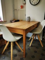 Massiver Holztisch mit Charme und Schublade