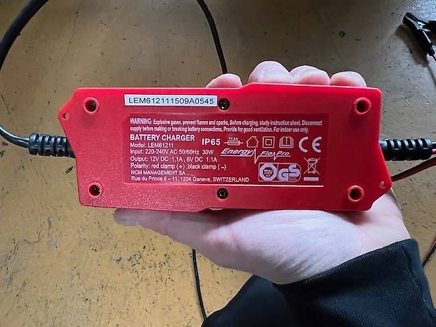 Batterie-Ladegeräte: Chargeur / maintien de batterie auto moto – Gebraucht aus Fenil-sur-Corsier von HEMIsphere_Garage 1