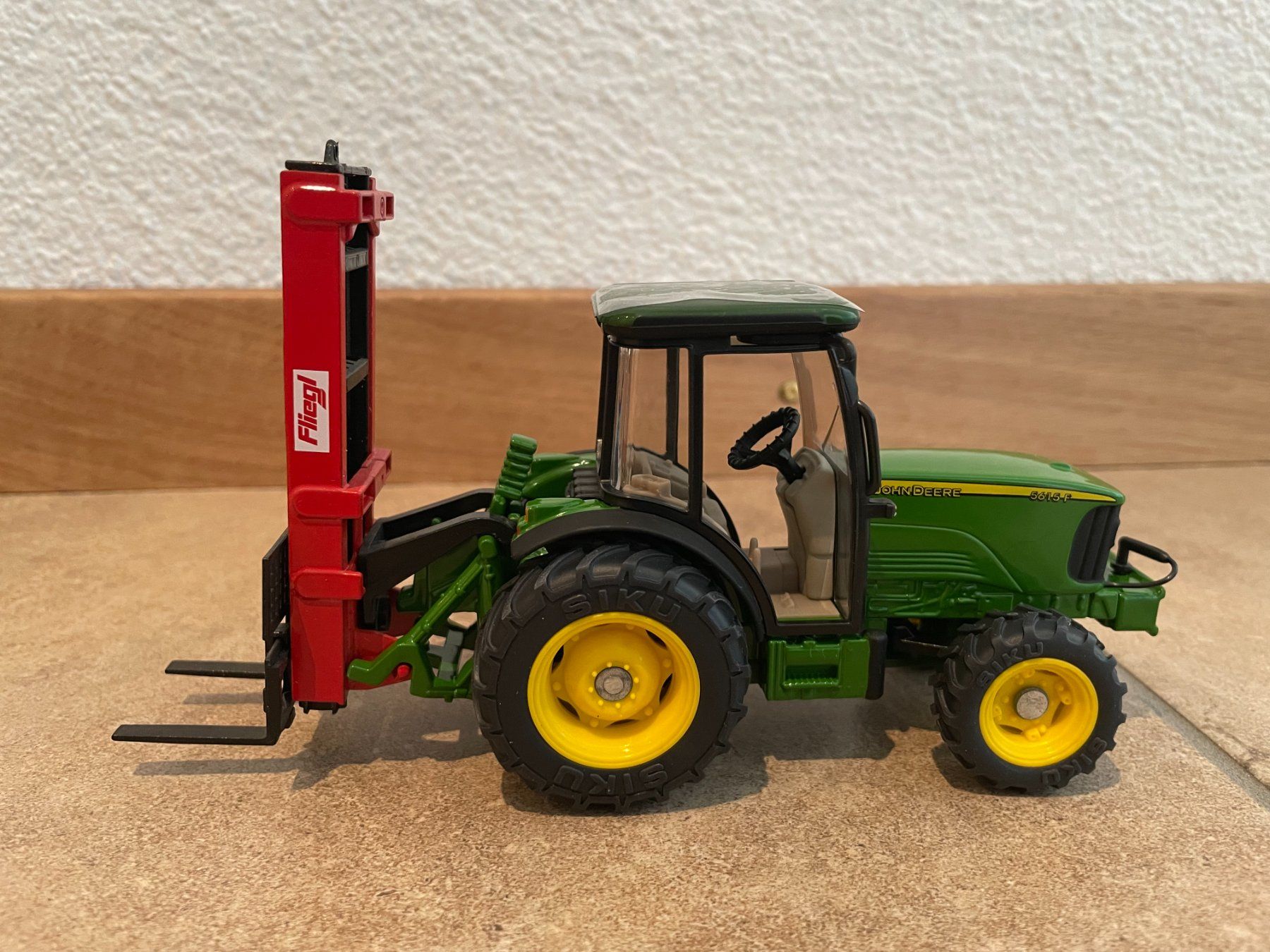 John Deere Traktoren: SIKU John Deere 5615 F mit Heckstapler – Neu und originalverpackt aus Kreuzlingen von Stefan1150 2