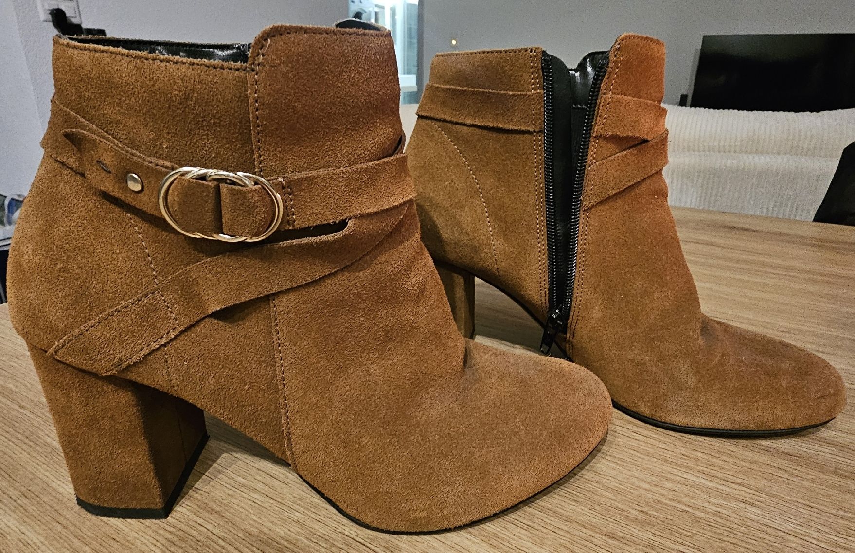 Scarpe da donna: Bottines à talons – Usato da Courtételle venduto da Kollerleane 3