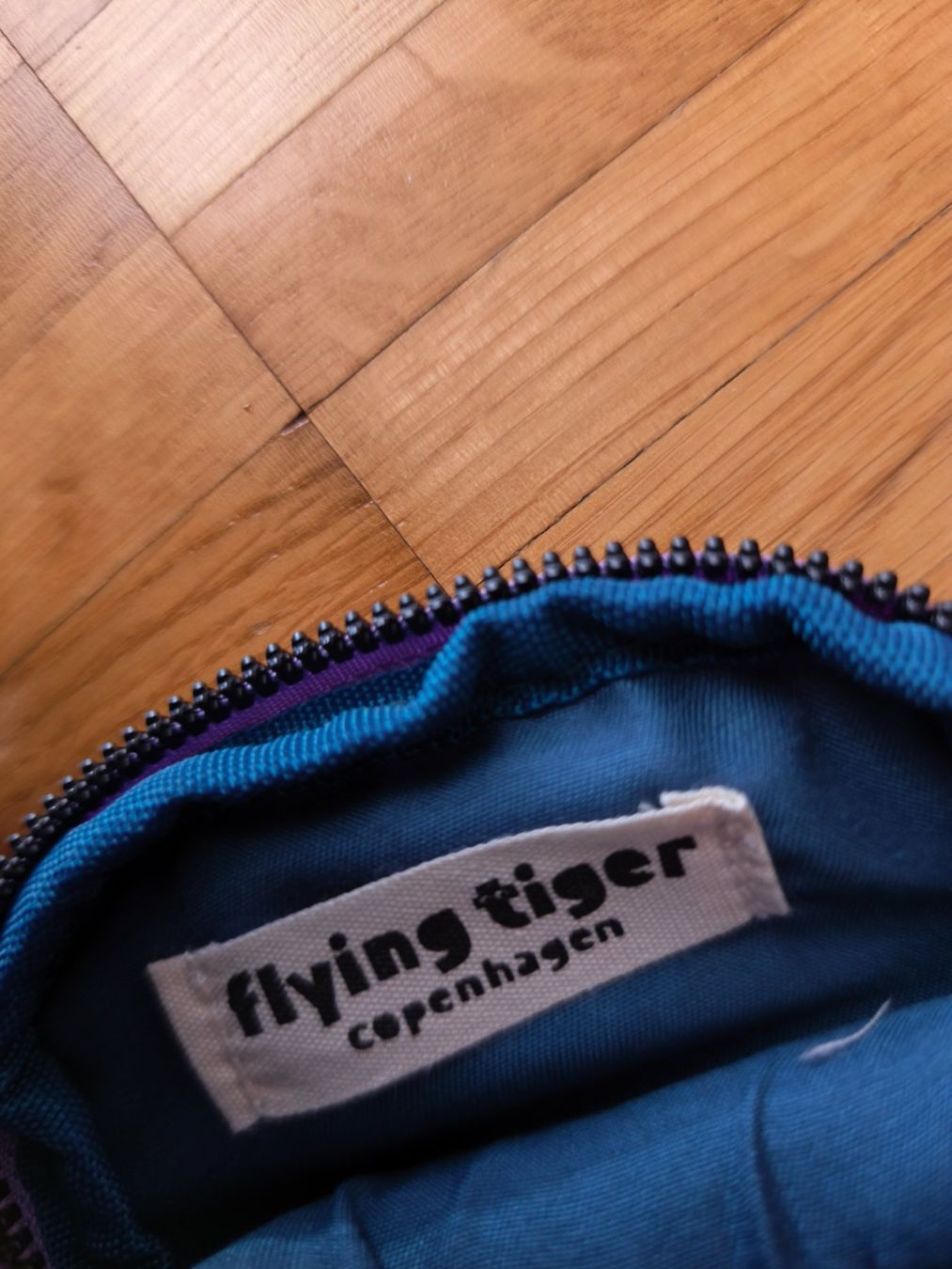 Kindertaschen: Flying Tiger Umhängetäschchen Handytasche usw violett – Neu und originalverpackt aus Uster von zebralino 1