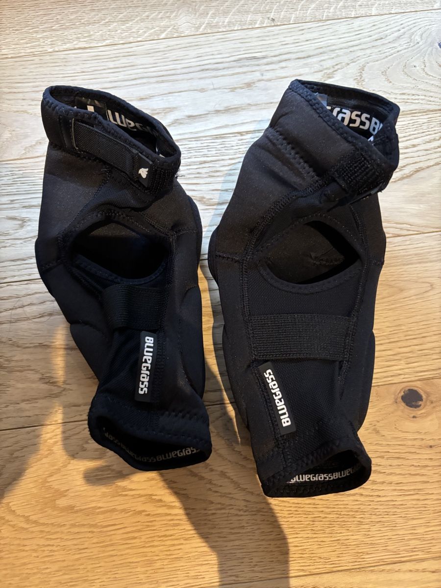 Protezioni & Imbottiture: Bluegrass Solid D3O Mountain Bike Knee Pads - Size Small 58 – Nuovo e nell'imballaggio originale da Lugano venduto da sar_hz5j 1