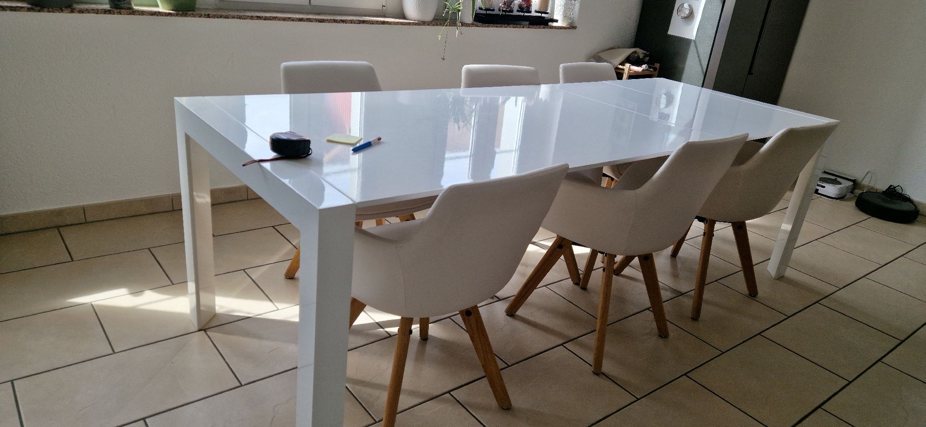 Set di tavolo e panche: Table à manger blanche extensible + 6 chaises design – Usato da Tramelan venduto da Feb12712 4