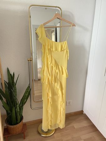 Schönes kleid gelb