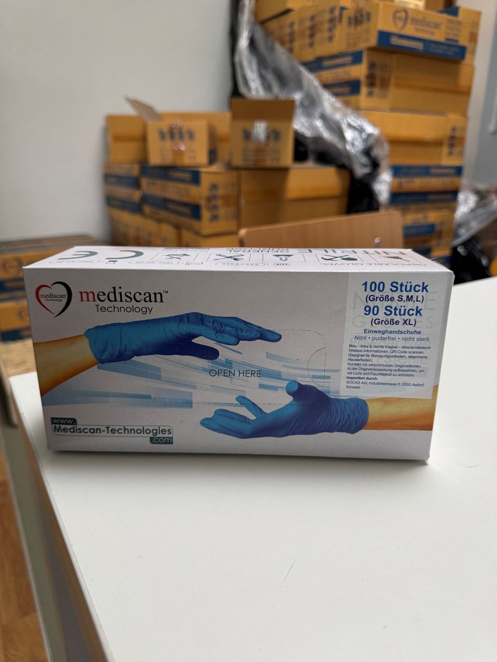 Guanti & manicotti: Mediscan Nitril Handschuhe, Grössen S, M, L – Nuovo e nell'imballaggio originale da Dottikon venduto da jus_v5br