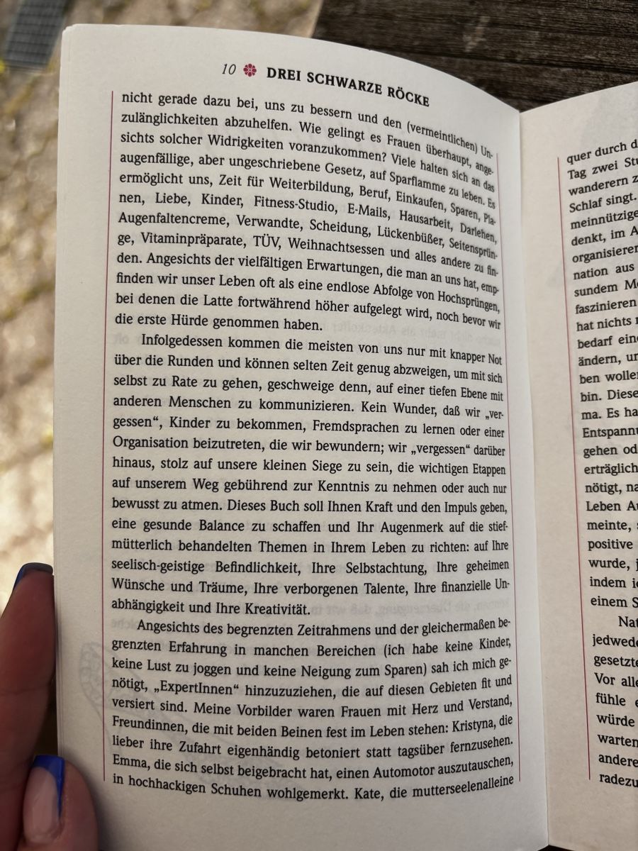 Libri: Anna Johnson - Drei schwarze Röcke - Basic Living 📖 – Usato da Hinteregg venduto da Natsuki13 6