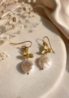 Elegante Ohrringe mit Süsswasserperlen und goldenen Blüten
