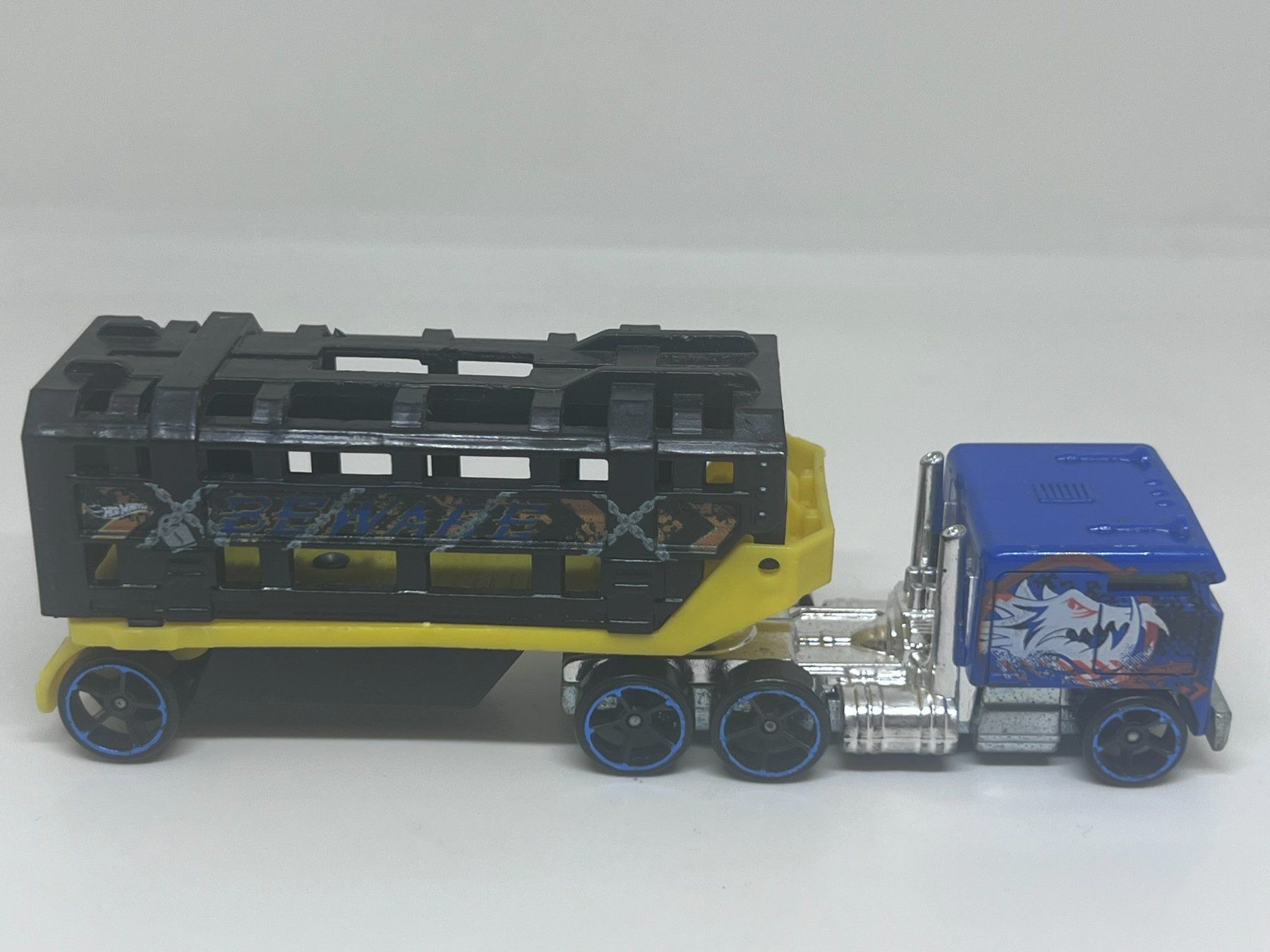 Hot Wheels Modellini d'auto: Hot Wheels Caged Cargo – Usato da Wildegg venduto da LaaBoutique 1