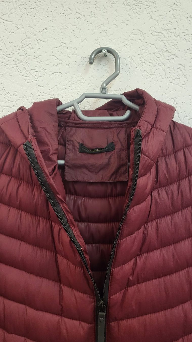 Giacche: Lange dünne dunkelrote Daunenjacke – Usato da Brütten venduto da Diana098 2
