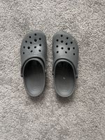 graue crocs 