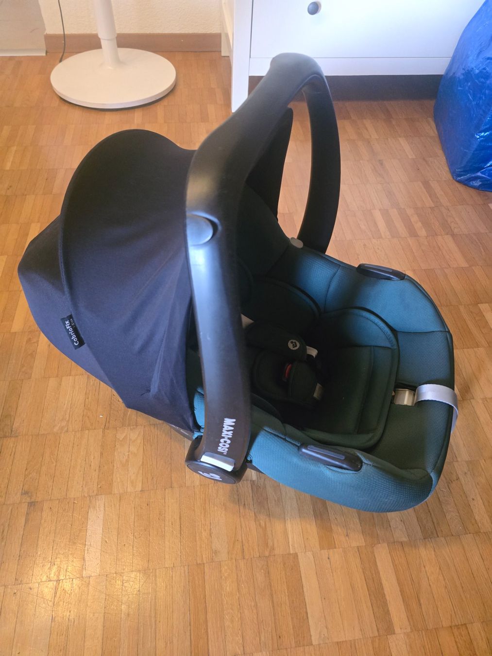 Maxi-Cosi Sièges auto: Maxi-Cosi CabrioFix I-Size Essential Green – D'occasion à Maur par pet_v5jw 2