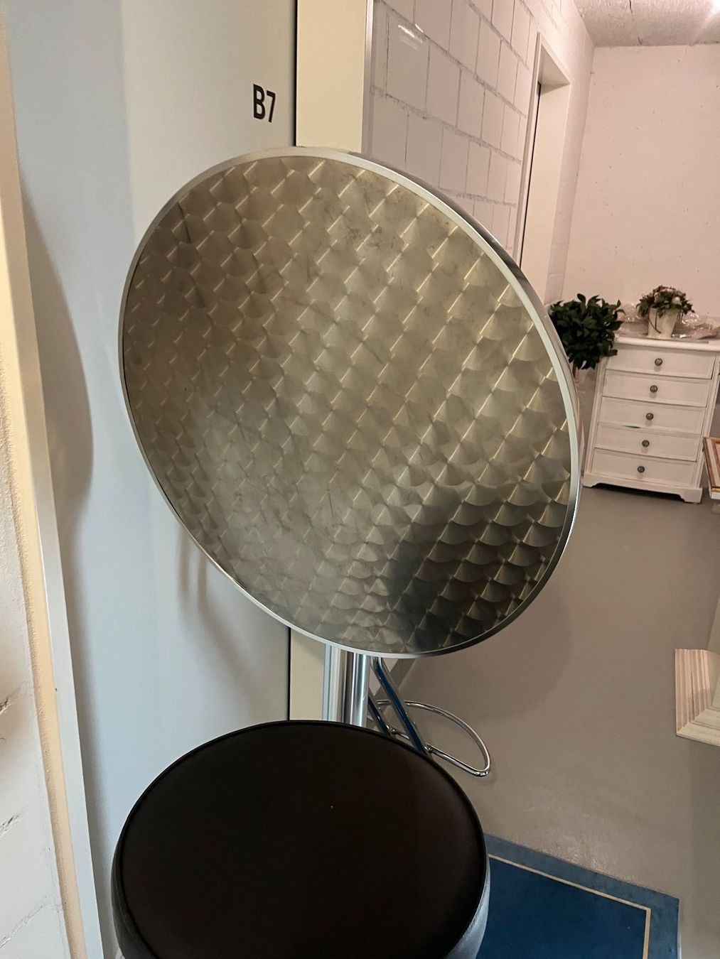 Set di tavolo e panche: Bartisch rund/klappbar mit 2 Barhocker – Usato da Zürich venduto da Bice2 2