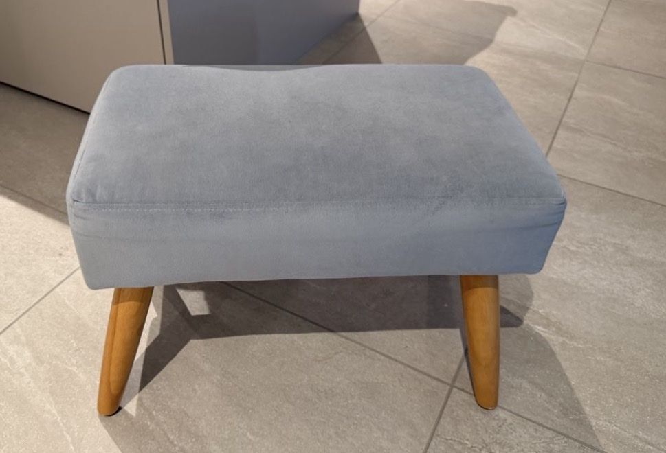 Hocker: Fusshocker hellgrau/blau mit Holzbeinen – Gebraucht aus Siglistorf von demeyste 1