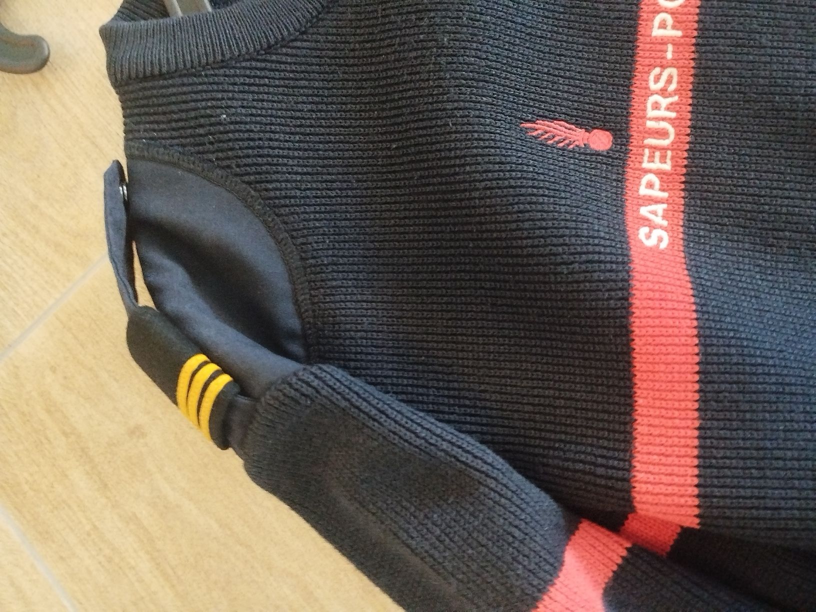 Uniformen: uniforme pompier capitaine pull-over+ beret  – Gebraucht aus Genève von Octo-puces 4