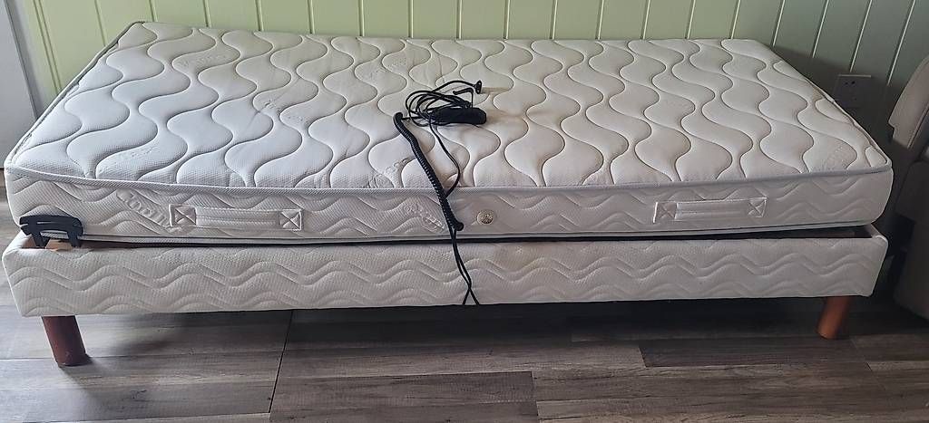 Letti: Lit 90cm sur 190 cm sommier électrique – Usato da St-Prex venduto da catallache