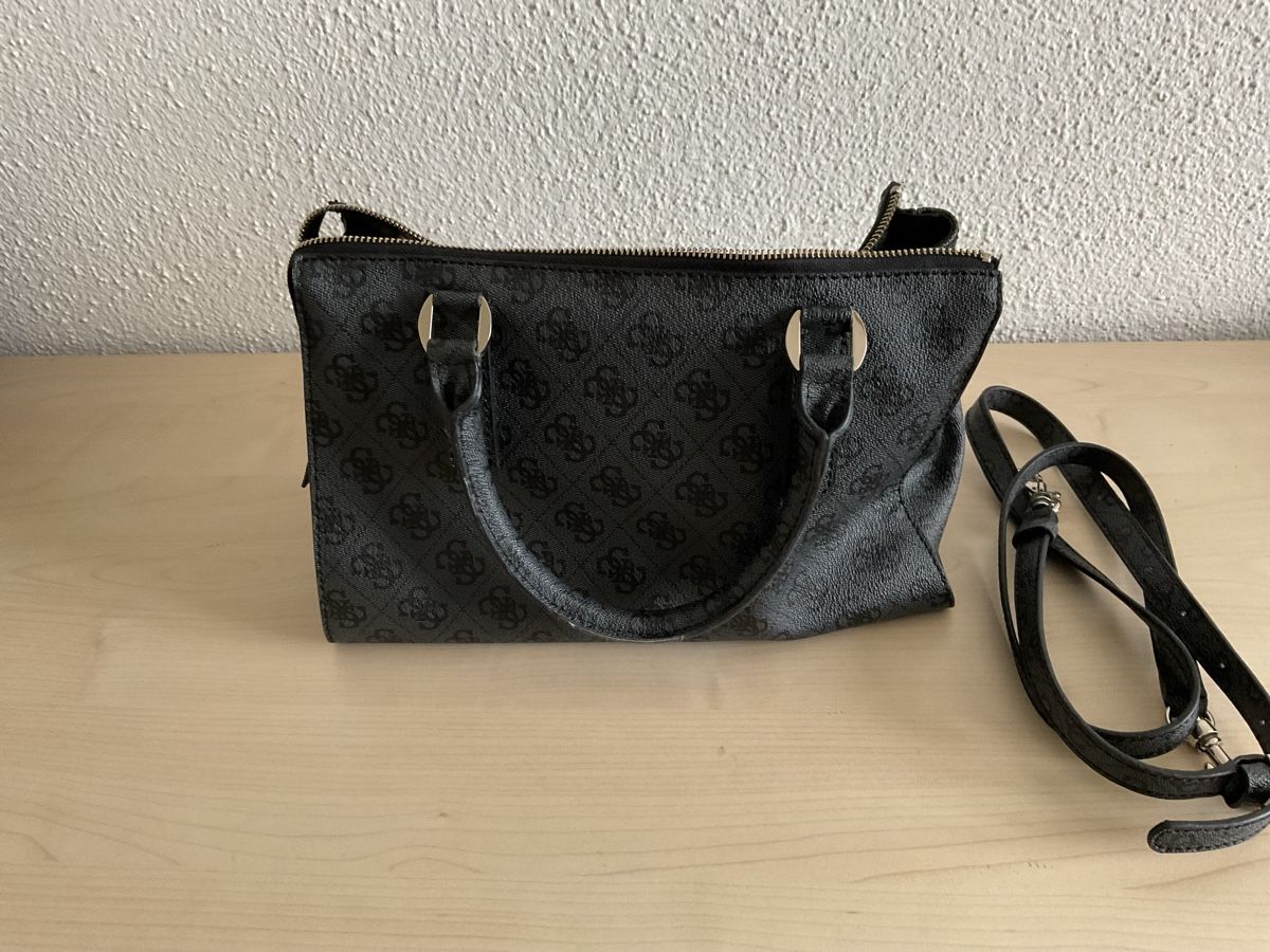 Guess Borse da donna: Guess Handtasche Schwarz Logo Muster – Usato da Rotkreuz venduto da rol_p6rh 1
