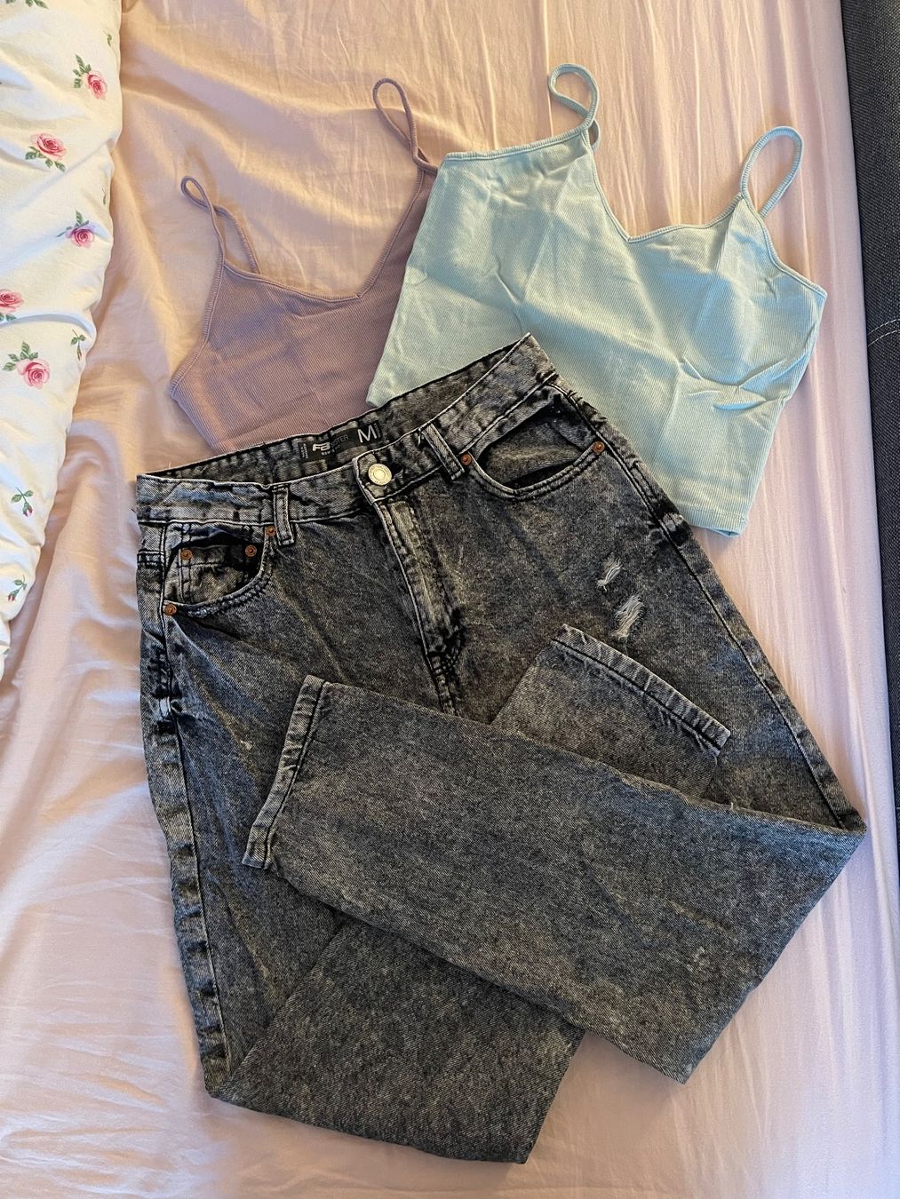 Lotti di vestiti: 2 Bauchfrei Tops und 1 Jeans Gr.38/M – Usato da Steffisburg venduto da lar_x57s