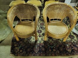Zwei Rattan Stühle rund geflochten