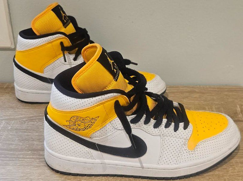Jordan Scarpe da uomo: Baskets Jordan 1 Mid Blanc Jaune Taille 43 – Usato da St-Prex venduto da kro_7jxt