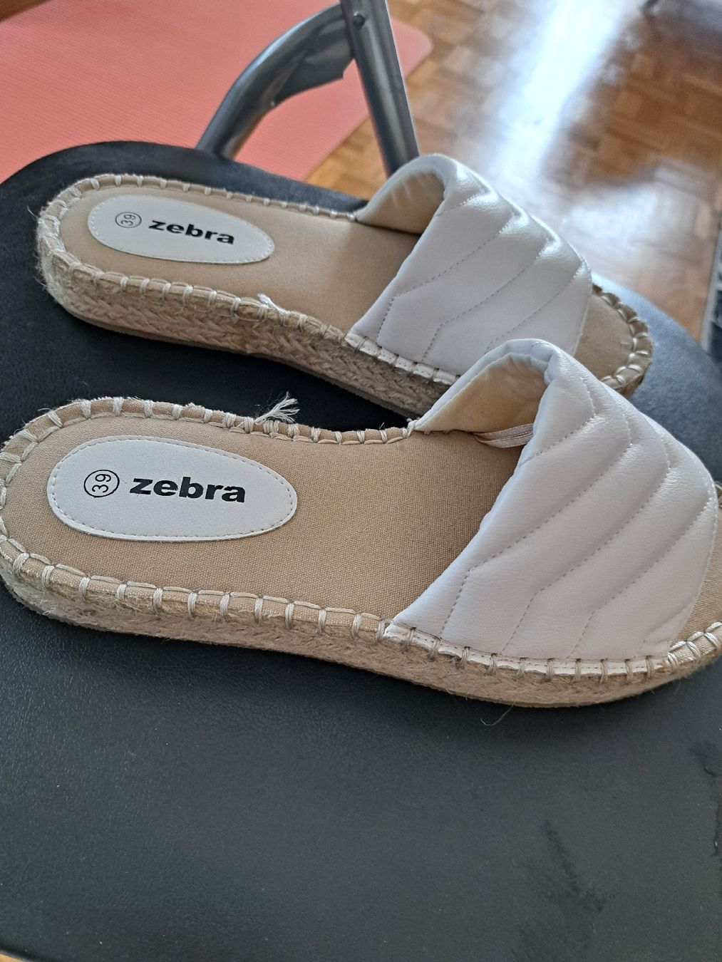 Zebra Damenschuhe: Schlappen weiss Gr.39 – Gebraucht aus Bellach von TORA4 1