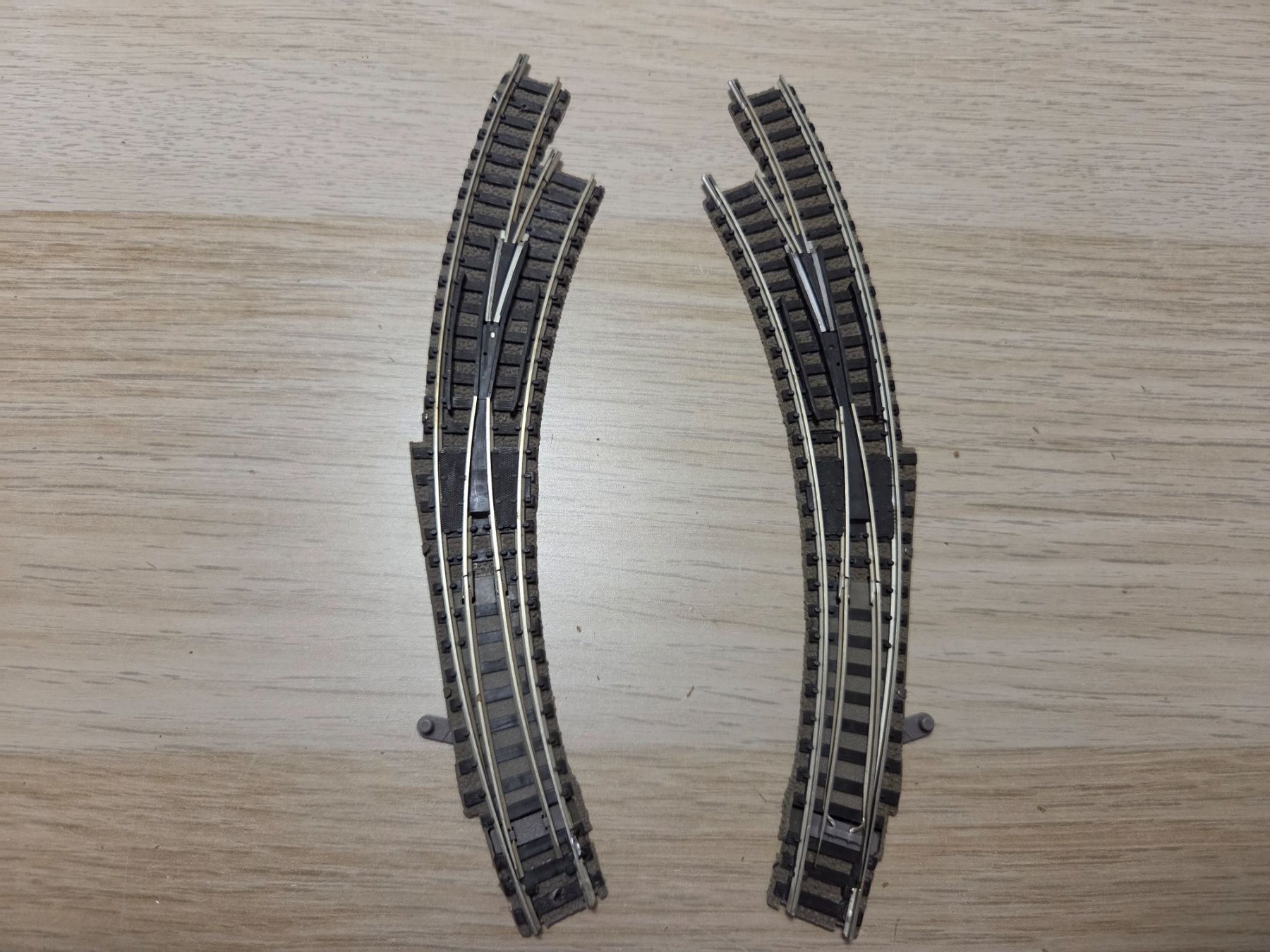 Fleischmann Modellini di ferrovie: Fleischmann N 9142 R+L Bogenweichen (B) – Usato da St-Aubin-Sauges venduto da Lo_Go 1