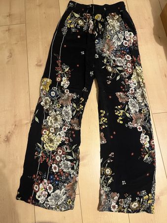 Pantalon Zara Woman floral noir taille S bon état