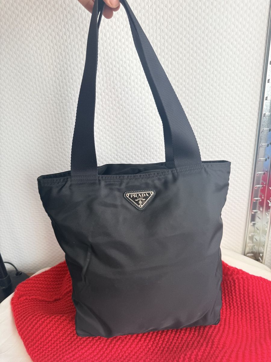 Prada Borse da donna: Authentic Prada Nylon Tote Bag  – Usato da Geneve venduto da DarlingVintage 2