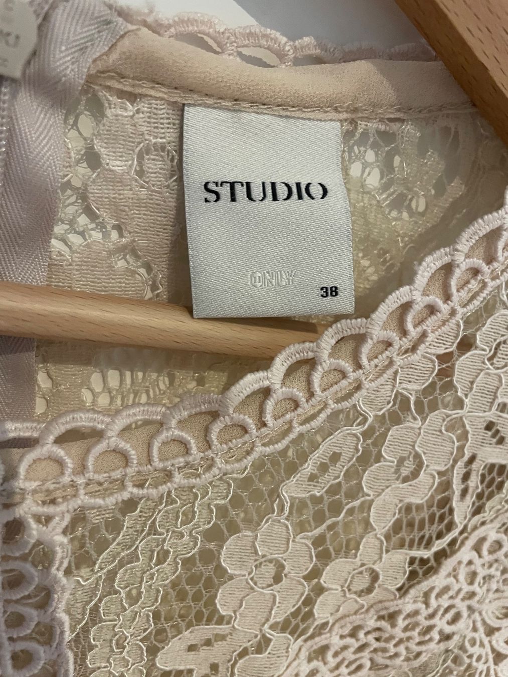Only Camicette: Studio Only Spitzenbluse Gr. 38 mit Reissverschluss hinten – Usato da Zürich venduto da MrsWollishofen 1