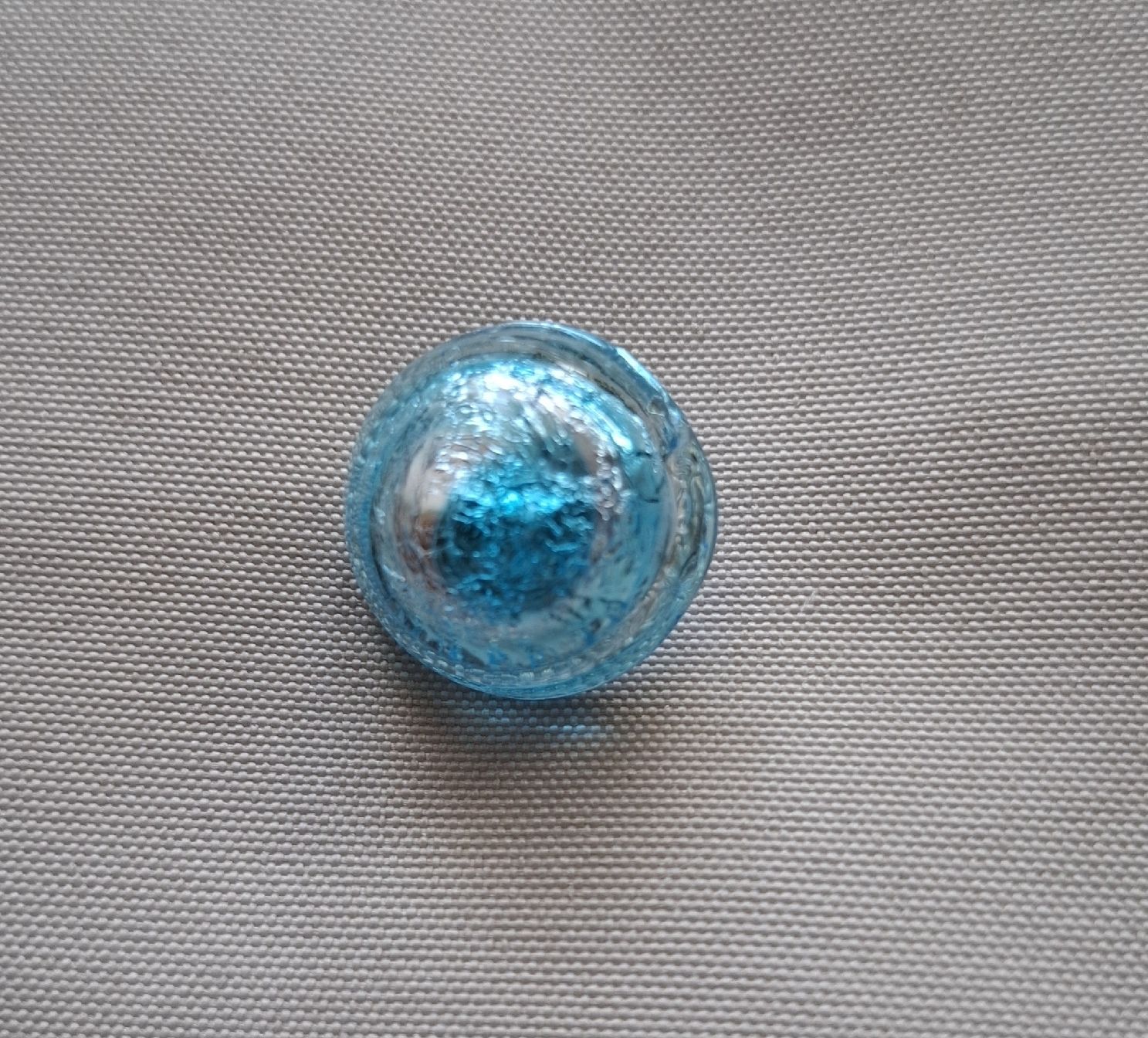 Bottoni: Handgemachter Glasknopf Hellblau mit Silber, 20 mm. – Usato da Dietikon venduto da Hirschkopf 5