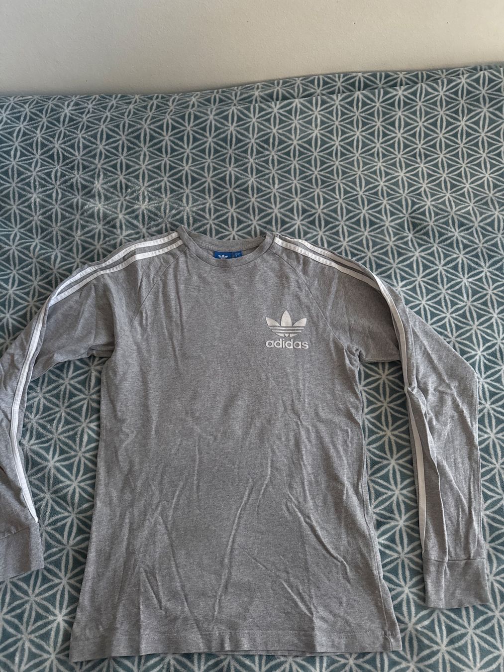 Adidas T-shirt: Adidas Shirt grau Gr. S – Nuovo (secondo la descrizione) da Basel venduto da fiona_second-hand_BS