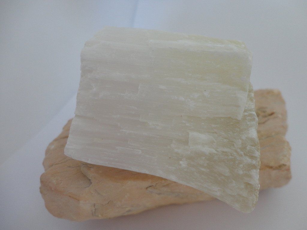 Minerali & Pietre curative: Selenit roh Heilstein – Nuovo (secondo la descrizione) da Biberist venduto da Steine
