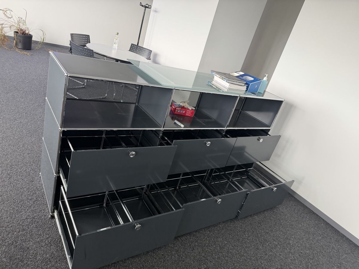 USM Scaffali: USM Haller Sideboard mit Glasplatte, Anthrazit, Theke – Usato da Zürich venduto da Zvijerka 1
