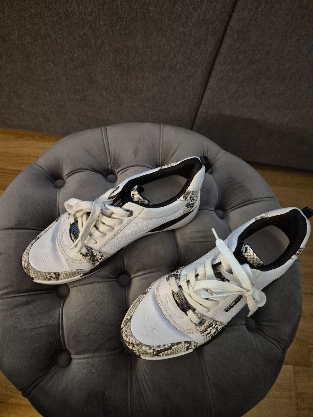Guess Scarpe da donna: Schicke Guess  weiss-pythonlook Grösse 39 top Zustand – Usato da Zofingen venduto da kar_9jfg 4