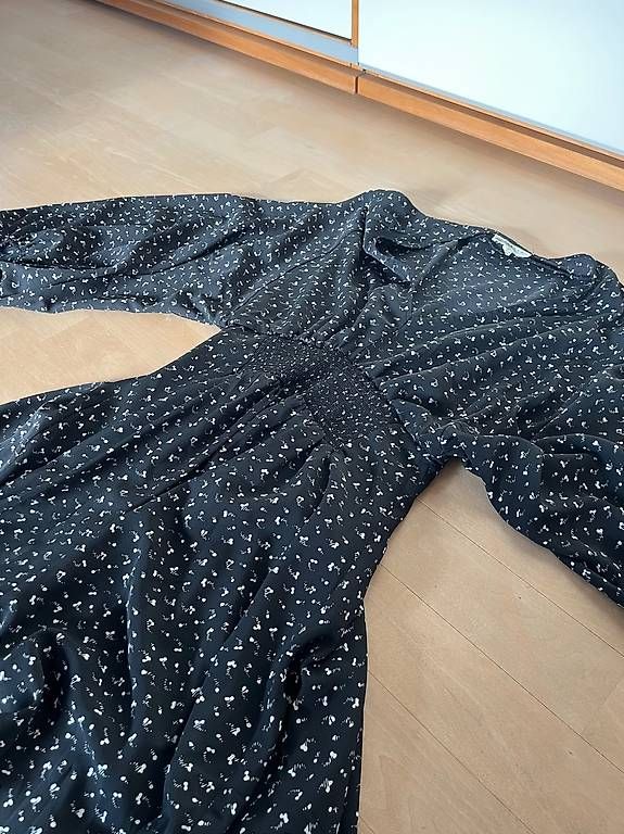 Vestiti: Schwarzes Blümchenkleid mit Puffärmeln – Usato da Luzern venduto da nad_2my8 1