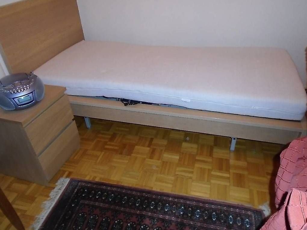 Ikea Letti: Ikea Malmbett mit Nachttisch – Usato da Erlen venduto da Katzenjimmy2