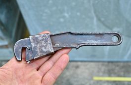 antiker verstell- schiebbarer Gabelschlüssel klein