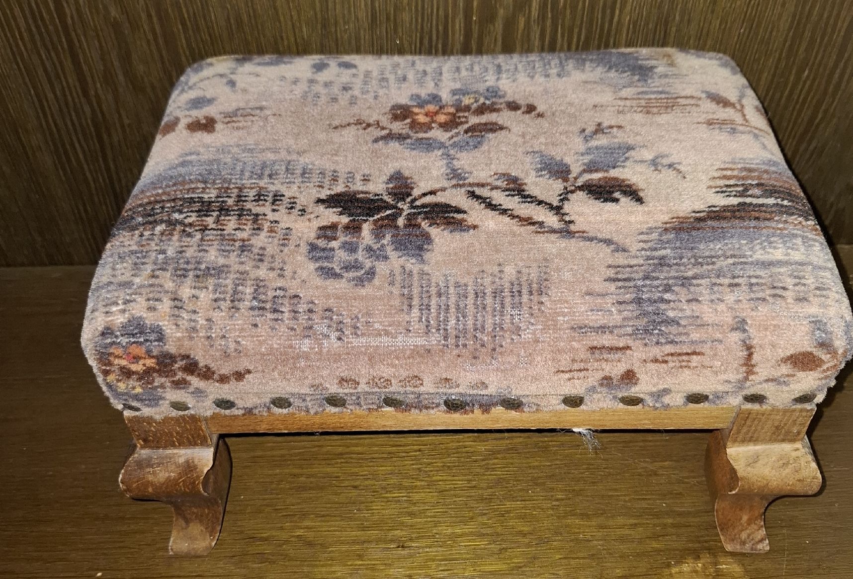 Sgabelli: Antiker Fusshocker mit Blumenmuster, – Usato da Zuchwil venduto da bvj_5t82 1